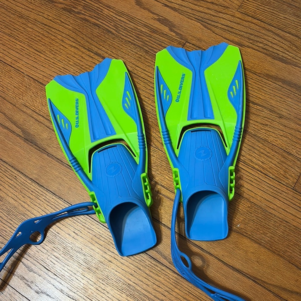 US Divers Swim Fins Kids Medium (size 1-4 big kids) Open Heel Adjustable
